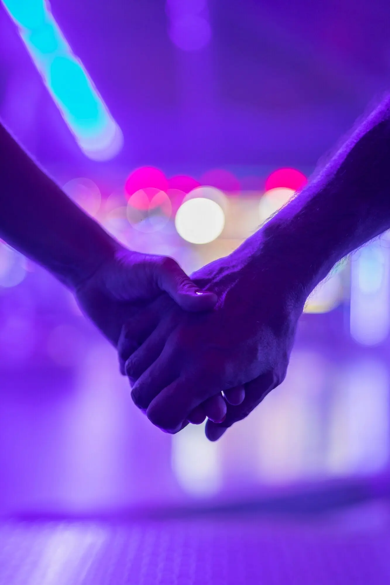 Пара держится за руки.