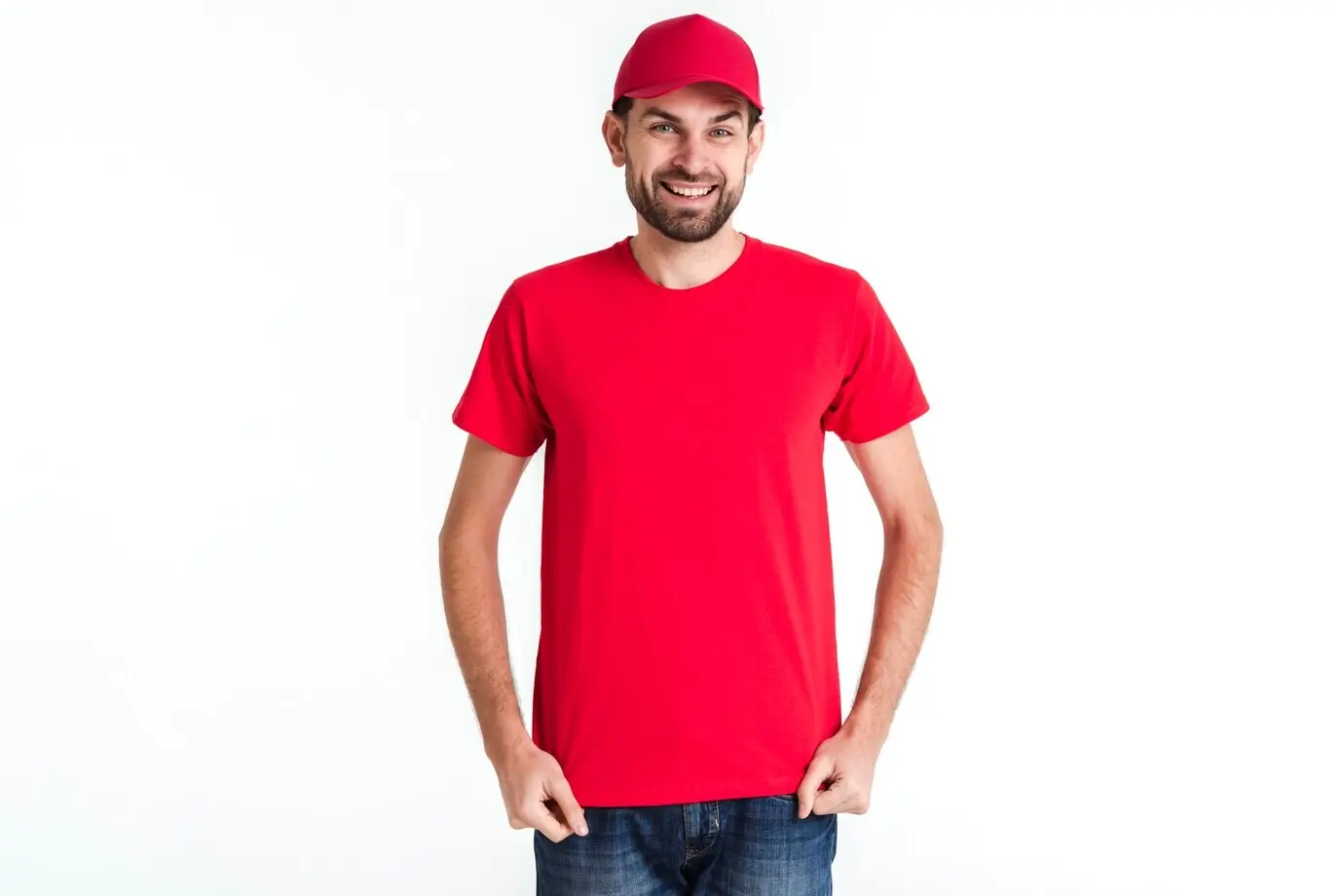 Мужчина-курьер стоит с руками в карманах.